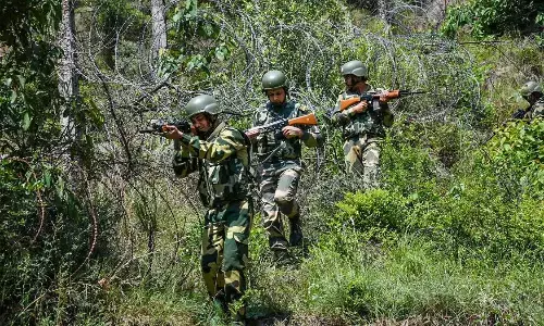 जम्मू-कश्मीर के कुलगाम में आतंकियों और सेना के बीच मुठभेड़, तीन जवान हुए शहीद