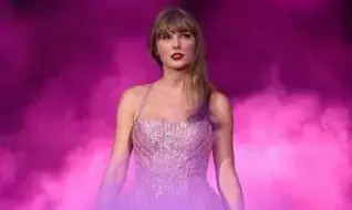 अमेरिकी गायिका टेलर स्विफ्ट ने शो के बीच कोबे ब्रायंट की बेटी बियांका को लगाया गले अमेरिकी गायिका टेलर स्विफ्ट ने शो के बीच कोबे ब्रायंट की बेटी बियांका को लगाया गले