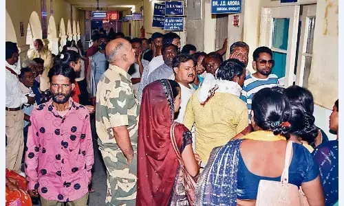 ओपीडी में मरीजों की कतारें, वार्ड में फ्लोर बेड लगाने की नौबत