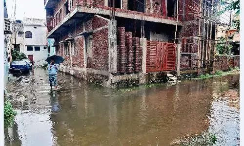 शहर के कई इलाकों में अभी भी भरा पानी, परेशान हो रहे लोग