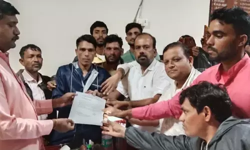 धान के भुगतान की मांग लेकर डीएमओ कार्यालय पर पहुंचे संतप्त किसान धान के भुगतान की मांग लेकर डीएमओ कार्यालय पर पहुंचे संतप्त किसान