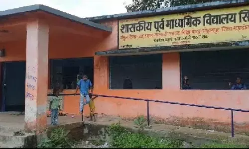 9 वर्ष में ही जर्जर 14 लाख का विद्यालय भवन, जर्जर भवन में डर के साए के बीच पढ़ाई को मजबूर छात्र