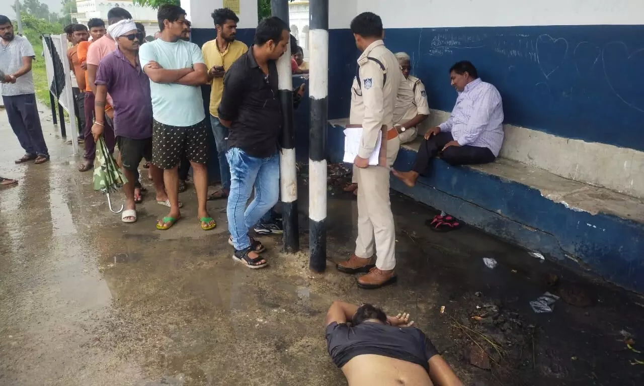 अगवा कर रीवा के ट्रांसपोर्टर की हत्या, ककरा बस स्टैंड में मिली लाश, पूरे शरीर पर पिटाई के निशान अगवा कर रीवा के ट्रांसपोर्टर की हत्या, ककरा बस स्टैंड में मिली लाश, पूरे शरीर पर पिटाई के निशान