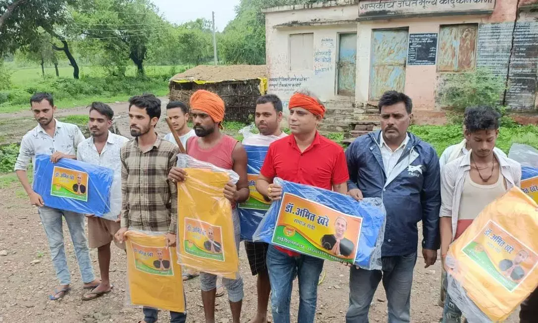 समाजसेवी व भाजपा नेता ने किया ग्रामों का दौरा, ग्रामीणों को वितरित की तिरपाल