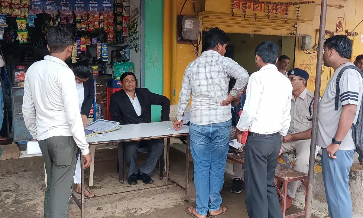सलेहा तिराहा में मोबाईल कोर्ट लगाकर की गई वाहनों की चैकिंग