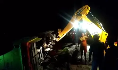 उत्तराखंड : रामनगर में यात्रियों से भरी बस बरसाती नाले में बही, सभी 35 यात्री बचा लिए गए उत्तराखंड : रामनगर में यात्रियों से भरी बस बरसाती नाले में बही, सभी 35 यात्री बचा लिए गए