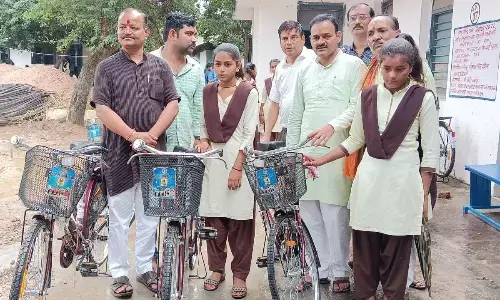 सीएम राइज विद्यालय में वितरित की गई साइकिलें