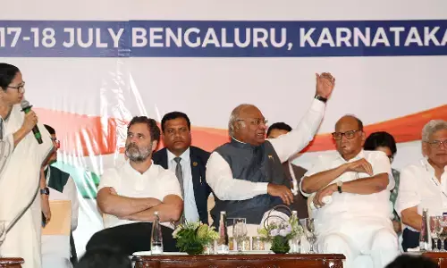 बंगाल माकपा ने सीताराम येचुरी के ममता बनर्जी के साथ मंच साझा करने पर केंद्रीय नेतृत्व को भेजी रिपोर्ट बंगाल माकपा ने सीताराम येचुरी के ममता बनर्जी के साथ मंच साझा करने पर केंद्रीय नेतृत्व को भेजी रिपोर्ट