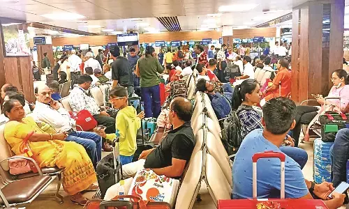 इंडिगो का सर्वर 6 घंटे ठप - मैन्युअली काम-काज होने से यात्रियों को हुई भारी परेशानी