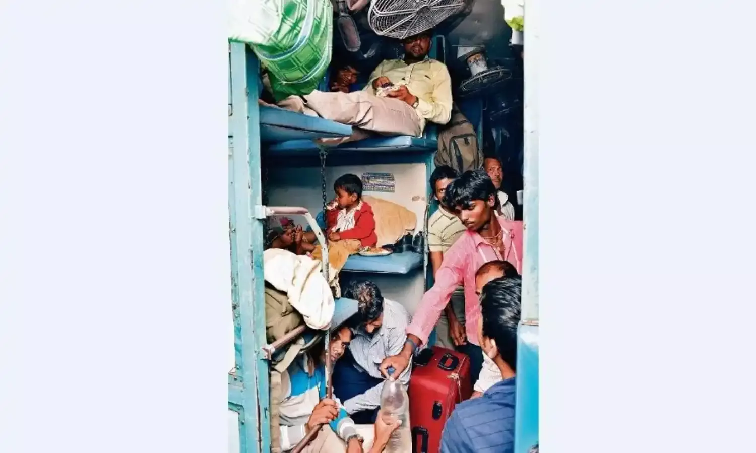 2 से 3 जनरल कोच कम कर इकोनॉमी कोच लगाए जाने से यात्रियों की बढ़ रही मुसीबत