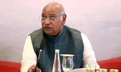 खड़गे का आरोप : मोदी कर रहे विभाजनकारी राजनीति खड़गे का आरोप : मोदी कर रहे विभाजनकारी राजनीति