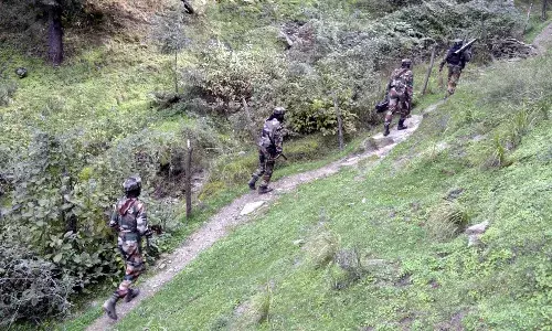 जम्मू-कश्मीर में सेना ने की घुसपैठ की कोशिश नाकाम, दो आतंकी मारे जम्मू-कश्मीर में सेना ने की घुसपैठ की कोशिश नाकाम, दो आतंकी मारे