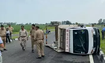 मेरठ : तिगरी बाईपास पर पलटा मिनी ट्रक, 22 लोग घायल