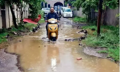 25 साल बाद भी वार्ड क्रमांक 72 में पानी निकासी के लिए नहीं बनी नाली, परेशान हो रहे क्षेत्रीय लोग