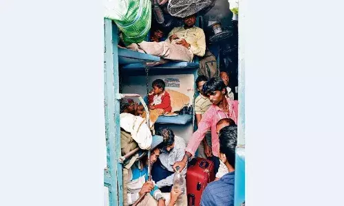2 से 3 जनरल कोच कम कर इकोनॉमी कोच लगाए जाने से यात्रियों की बढ़ रही मुसीबत