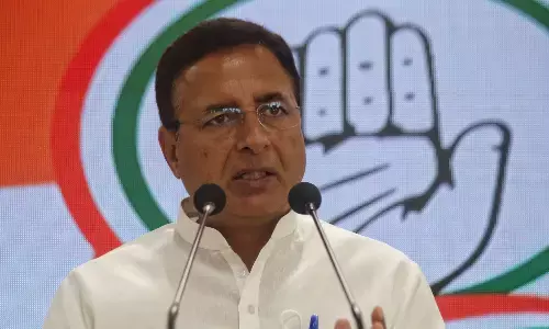 पीएम को पहले ट्रेन यात्रा को सुरक्षित और विश्वसनीय बनाना चाहिए: कांग्रेस