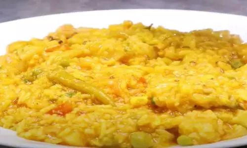 इस विधि से बनाएं घर पर लजीज खिचड़ी, बच्चे और बड़े बार- बार मांगेंगे