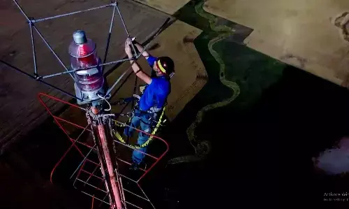 अमेरिका में टॉवर की बल्ब चेंज करने के लिए शख्स को मिलते है 16 लाख रुपए, जानें कितना जोखिम भरा है यह जॉब