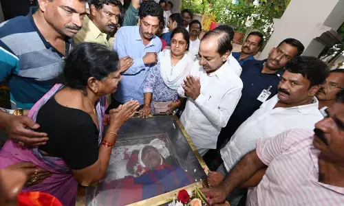 राजकीय सम्मान के साथ हुई गदर की अंत्येष्टि, केसीआर ने दी अंतिम विदाई राजकीय सम्मान के साथ हुई गदर की अंत्येष्टि, केसीआर ने दी अंतिम विदाई