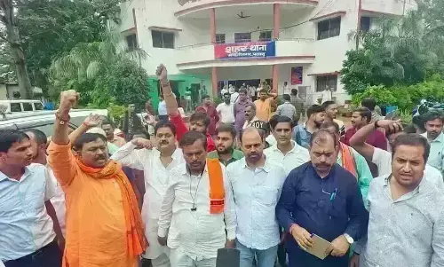 हिंदू महिला का धर्म बदलवाकर युवक ने किया निकाह, महिला के घरवाले एसपी ऑफिस में धरने पर बैठे