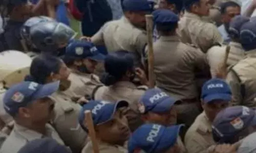 खंडवा में कांवड़ यात्रा पर पथराव, पुलिस ने किया लाठी चार्ज