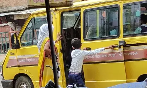 स्कूल बसों में नहीं है परिचालक, बच्चे संभालते है दरवाजा खोलने और बंद करने की जिम्मेदारी स्कूल बसों में नहीं है परिचालक, बच्चे संभालते है दरवाजा खोलने और बंद करने की जिम्मेदारी