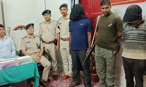 बिहार में हथियार के साथ 2 हार्डकोर नक्सली गिरफ्तार, लेवी की रसीद भी बरामद बिहार में हथियार के साथ 2 हार्डकोर नक्सली गिरफ्तार, लेवी की रसीद भी बरामद