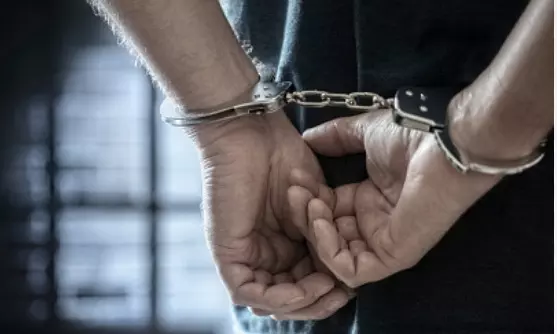 बिहार : चोरी के आरोप में मुंडन कराकर पिटाई करने के आरोप में 1 गिरफ्तार बिहार : चोरी के आरोप में मुंडन कराकर पिटाई करने के आरोप में 1 गिरफ्तार