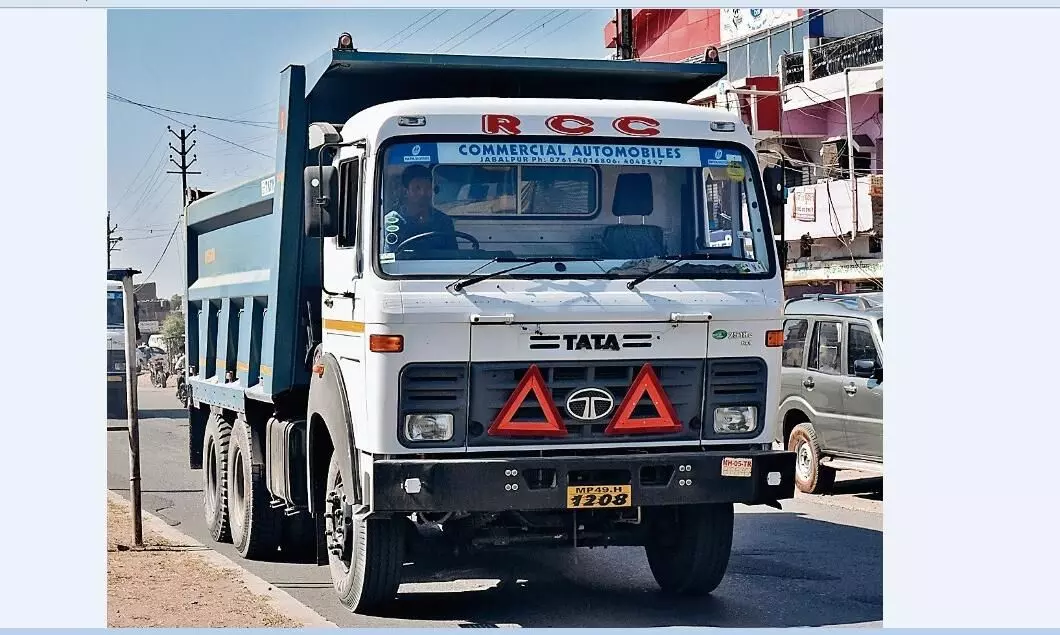 नो एंट्री के दौरान दिन के वक्त भी शहर के अंदर दौड़ रहे हाइवा-डंपर नो एंट्री के दौरान दिन के वक्त भी शहर के अंदर दौड़ रहे हाइवा-डंपर