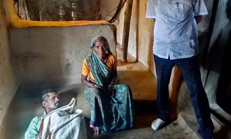 बेड़ियों में जकड़े मनोरोगी को इलाज के लिए नागपुर भेजा बेड़ियों में जकड़े मनोरोगी को इलाज के लिए नागपुर भेजा