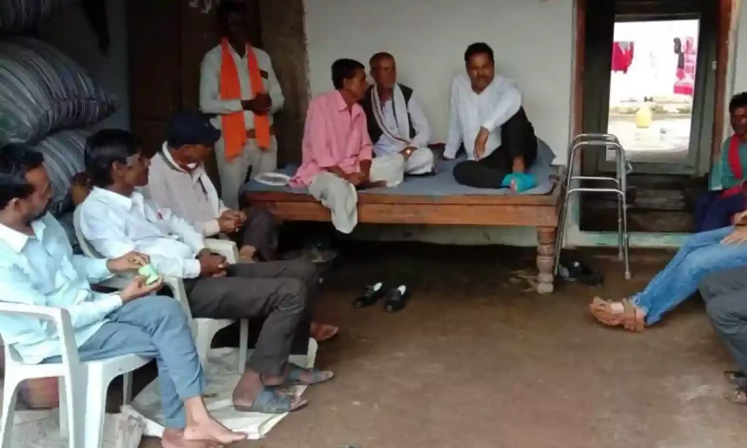 पवई विधायक ने किया क्षेत्र का भ्रमण, जानीं लोगों की समस्यायें