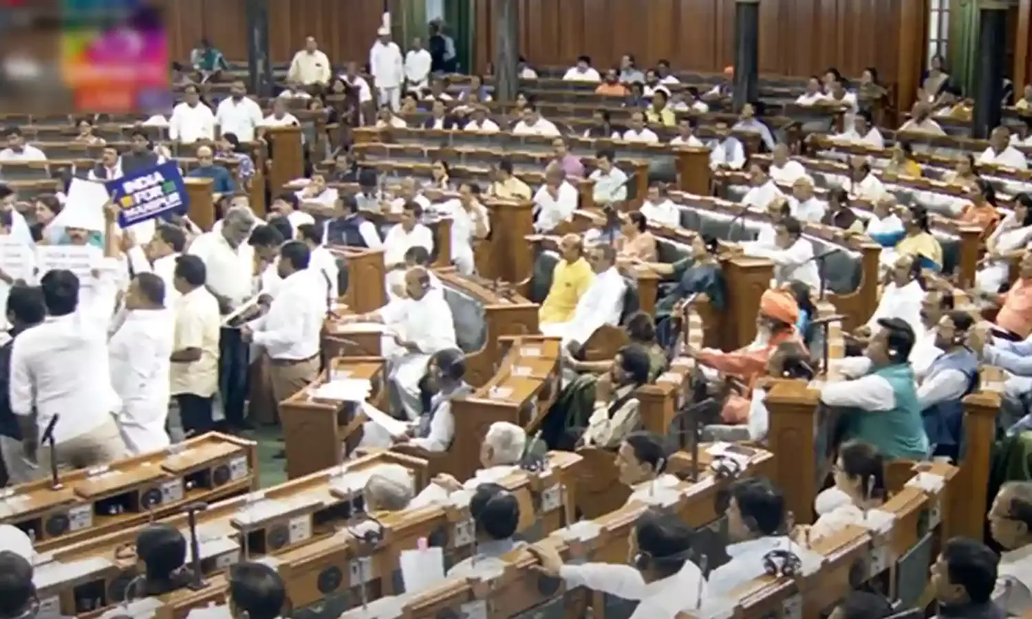 भाजपा सांसदों ने संसद भवन परिसर में भ्रष्टाचार, परिवारवाद और तुष्टिकरण क्विट इंडिया के लगाए नारे