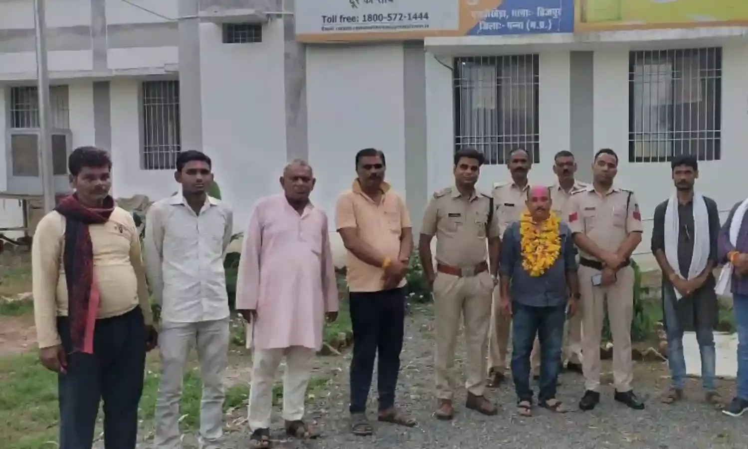 स्थानातंरित प्रधान आरक्षक को चौकी में दी गई विदाई