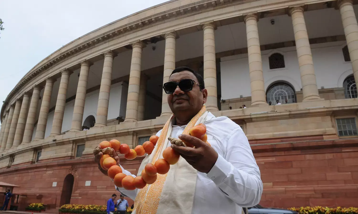संसद में टमाटर की माला पहनकर पहुंचे आप सांसद सुशील गुप्ता