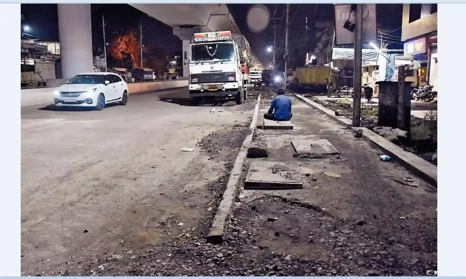 फ्लाईओवर के नीचे सड़क जैसे-तैसे बन रही तो अब फुटपाथ बना समस्या