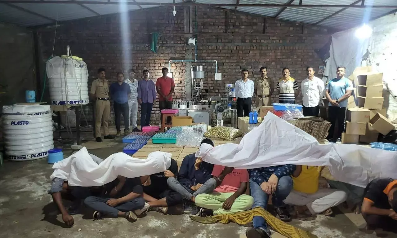 नकली शराब कारखाने पर छापा, 11 गिरफ्तार