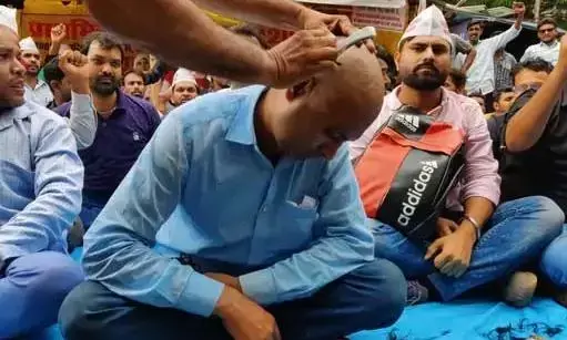 चयनित शिक्षकों ने सिर मुंडाकर किया विरोध, महिलाओं ने कटवाई चोटी