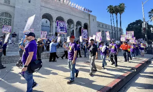 लॉस एंजिल्स में 11,000 से अधिक सिटी वर्कर 24 घंटे की हड़ताल पर लॉस एंजिल्स में 11,000 से अधिक सिटी वर्कर 24 घंटे की हड़ताल पर