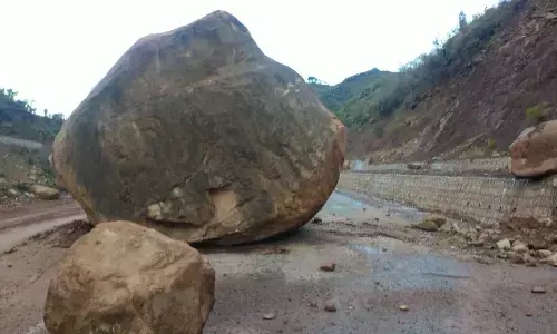 भूस्खलन से जम्मू-श्रीनगर राष्ट्रीय राजमार्ग अवरुद्ध, यातायात बंद