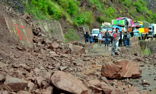 भूस्खलन से जम्मू-श्रीनगर राजमार्ग पर यातायात अवरुद्ध, अमरनाथ यात्रा स्थगित