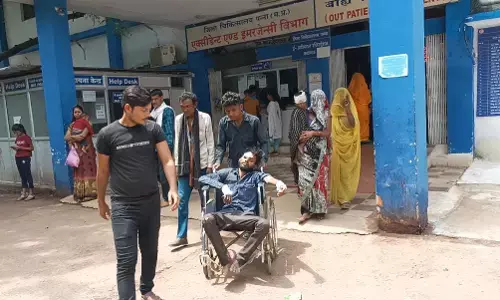 गाय को बचाने के प्रयास में तेज रफ्तार बाइक हुई अनियंत्रित, एक मासूम बालक सहित चार लोग घायल गाय को बचाने के प्रयास में तेज रफ्तार बाइक हुई अनियंत्रित, एक मासूम बालक सहित चार लोग घायल