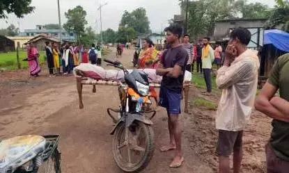 करोड़ों की मिल रही निधि फिर भी विकास शून्य , कभी खाट पर, कभी कंधे पर ढोए जाते हैं शव