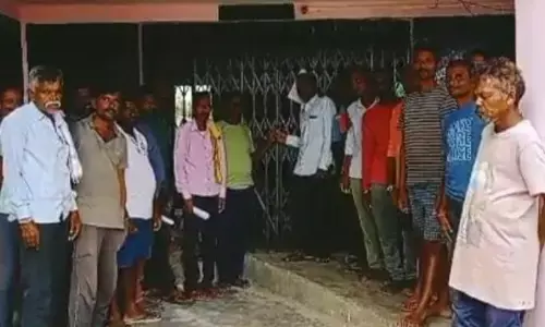 ग्रामसेवक मुख्यालय में न रहने से जनता भड़की