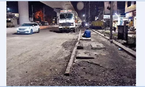 फ्लाईओवर के नीचे सड़क जैसे-तैसे बन रही तो अब फुटपाथ बना समस्या