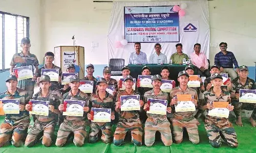 मिल्ट्री स्कूल में स्टैंडर्ड राइटिंग स्पर्धा के पुरस्कार वितरित