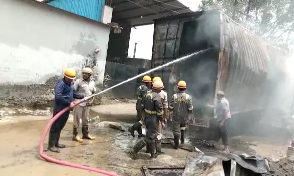 ट्रक से सटी 11 हजार वोल्ट की तार, ड्राइवर और क्लीनर की झुलसकर मौत ट्रक से सटी 11 हजार वोल्ट की तार, ड्राइवर और क्लीनर की झुलसकर मौत
