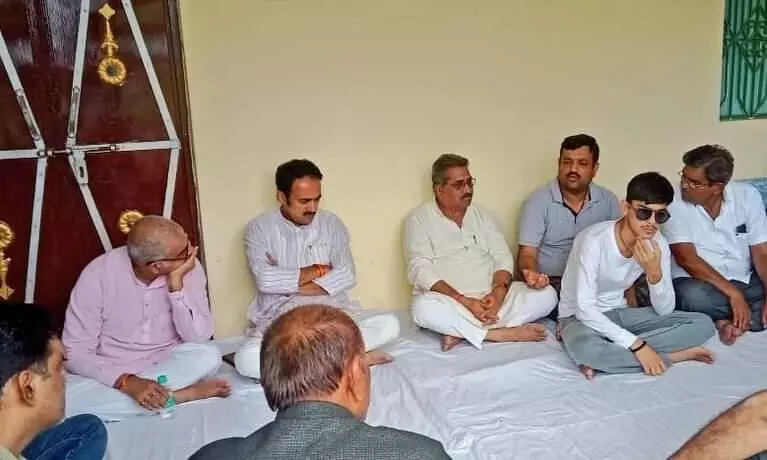 भाजपा के पूर्व जिलाध्यक्ष के भतीजे के निधन पर मंत्री ने व्यक्त की शोक संवेदना भाजपा के पूर्व जिलाध्यक्ष के भतीजे के निधन पर मंत्री ने व्यक्त की शोक संवेदना
