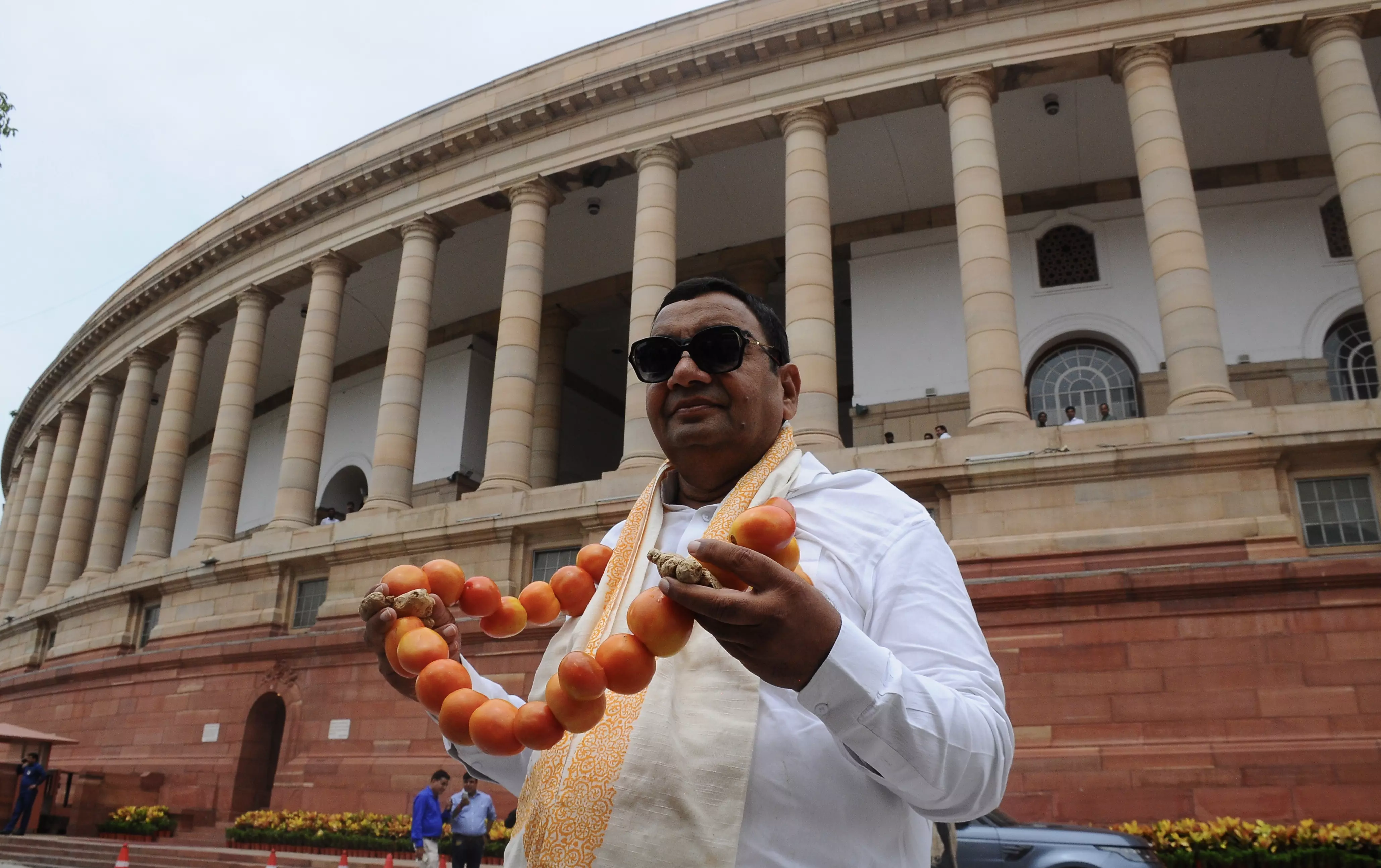 संसद में टमाटर की माला पहनकर पहुंचे आप सांसद सुशील गुप्ता संसद में टमाटर की माला पहनकर पहुंचे आप सांसद सुशील गुप्ता