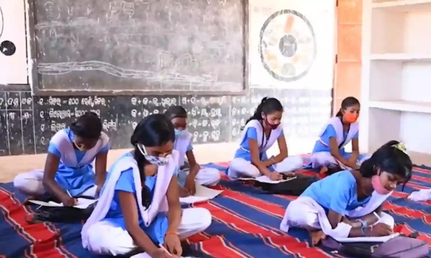 ओडिशा सरकार राज्‍य के सभी ओडि़या माध्यम स्कूलों में मुफ्त किताबें उपलब्ध कराएगी