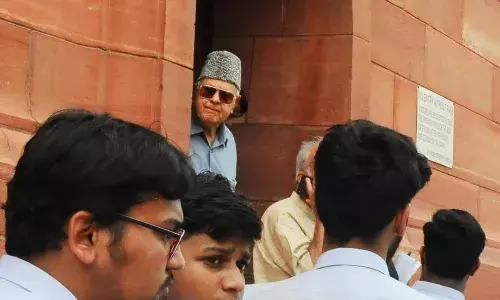 अविश्‍वास प्रस्ताव पर चर्चा : फारूक अब्दुल्ला बोले, पीएम सिर्फ एक रंग का प्रतिनिधित्व नहीं करते, शिवसेना सांसद ने किया हनुमान चालीसा का पाठ